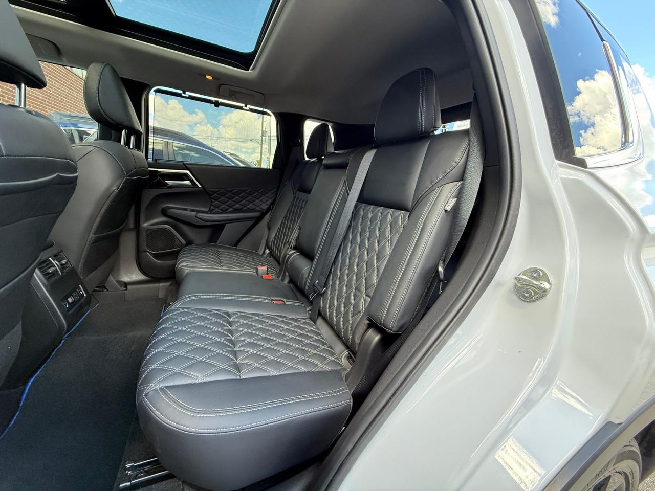 2024 Mitsubishi Outlander GT   S-AWC   PLUG-IN HYBRID   NO ACCIDENT Photo