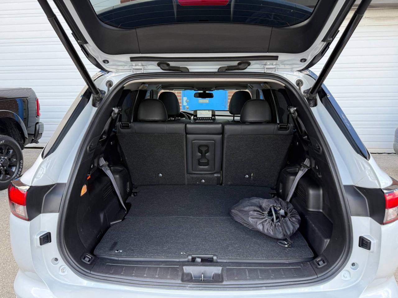 2024 Mitsubishi Outlander GT   S-AWC   PLUG-IN HYBRID   NO ACCIDENT Photo