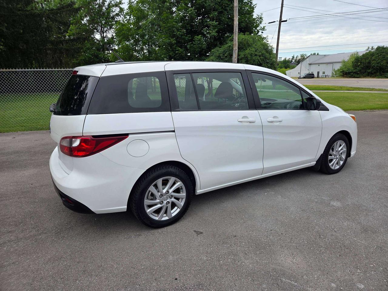 2012 Mazda MAZDA5 GS Photo