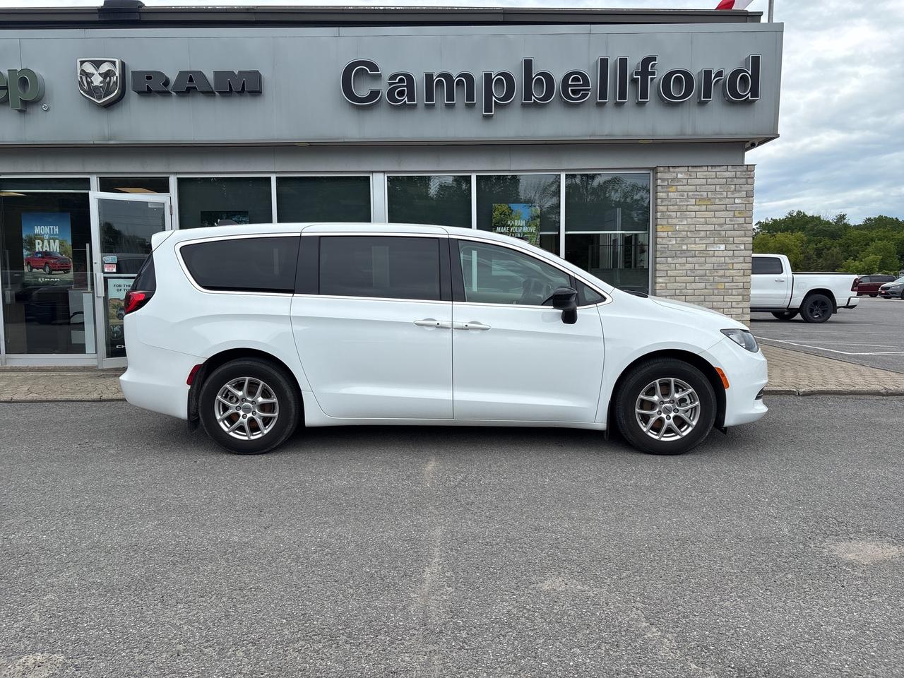 2024 Chrysler Grand Caravan SXT Photo3