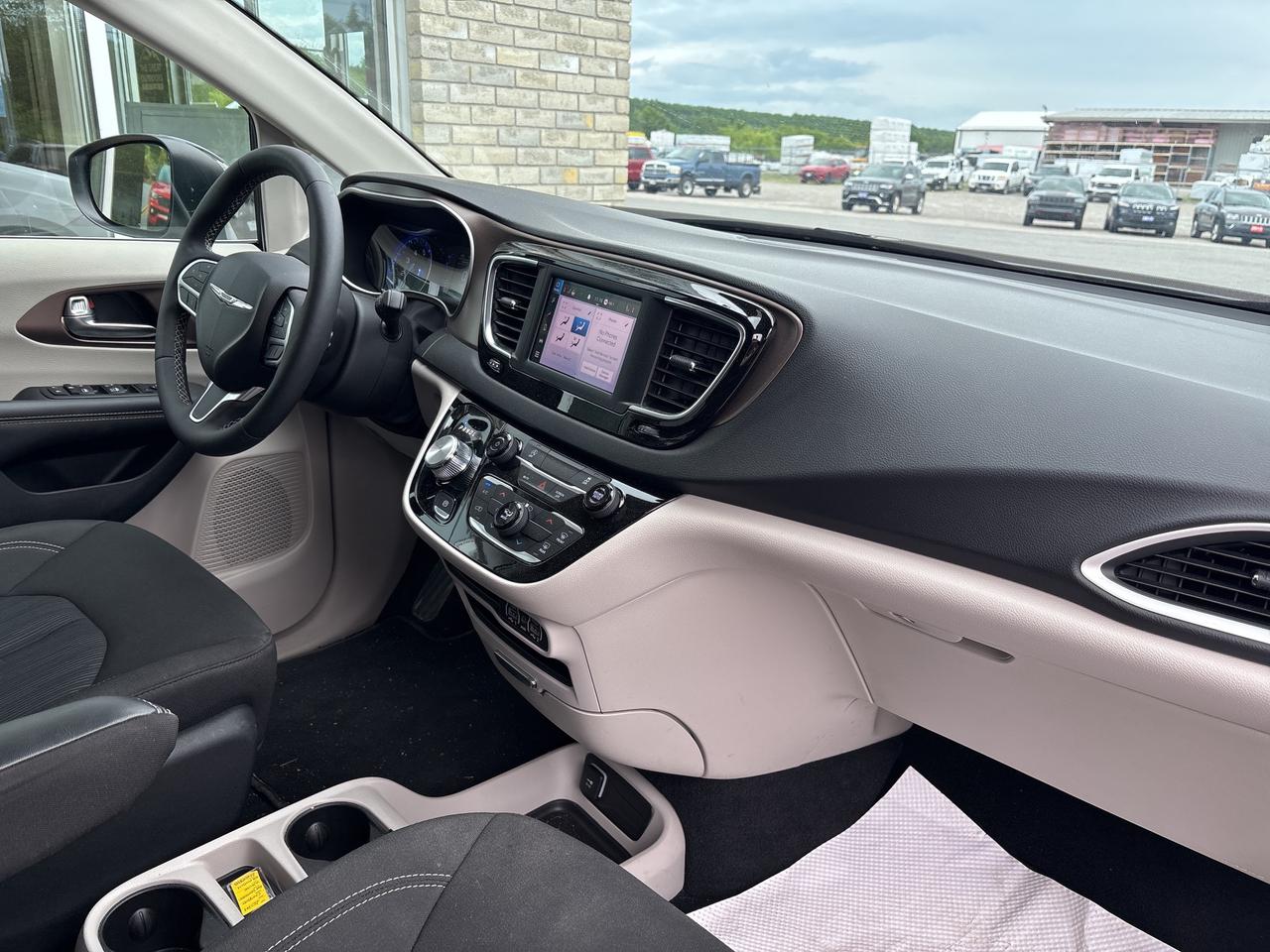 2024 Chrysler Grand Caravan SXT Photo