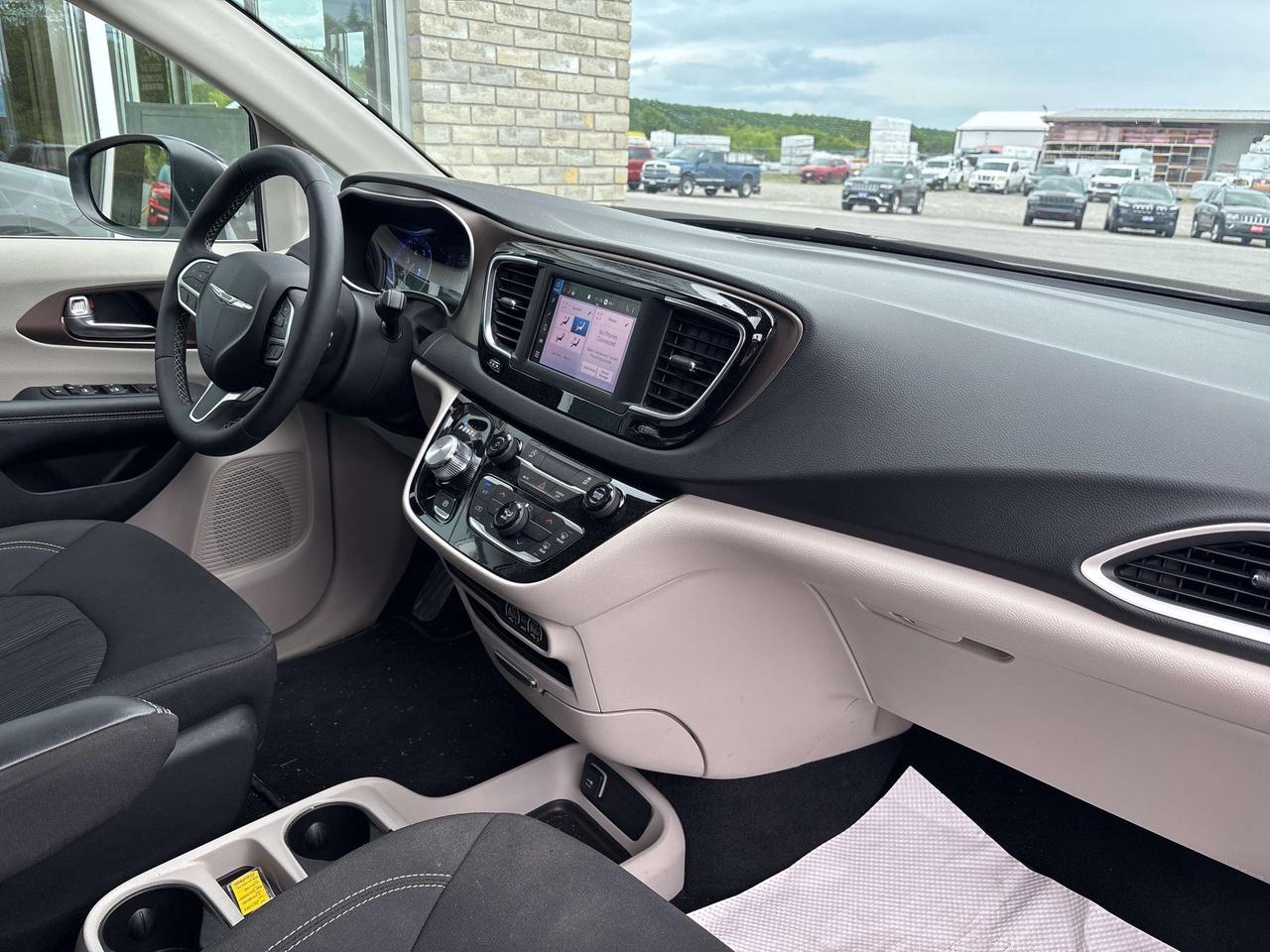 2024 Chrysler Grand Caravan SXT Photo
