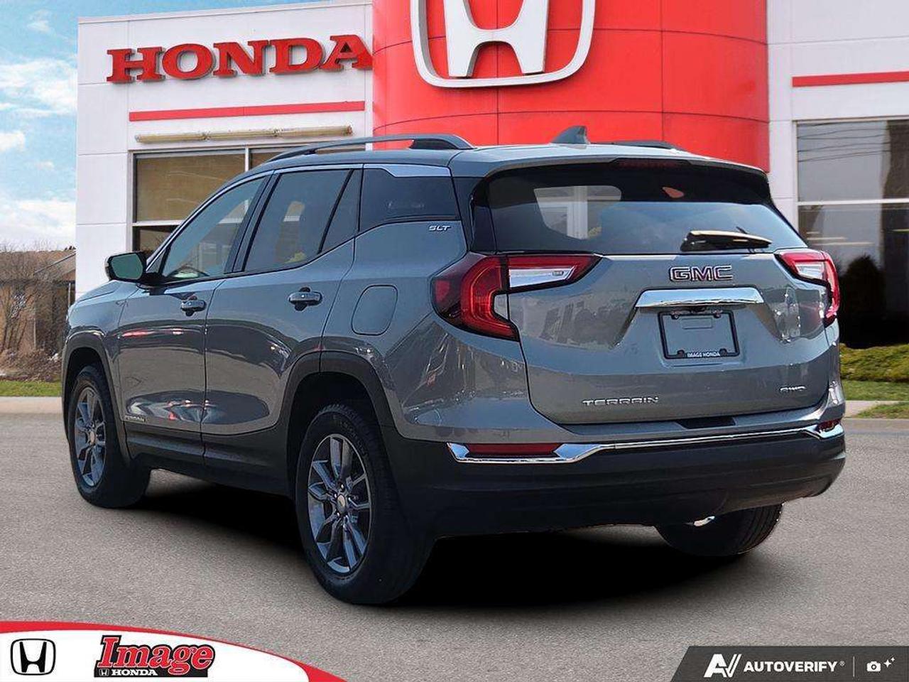 2024 GMC Terrain SLT AWD   WELL MAINTAINED   OFF LEASE   LOW KM Photo