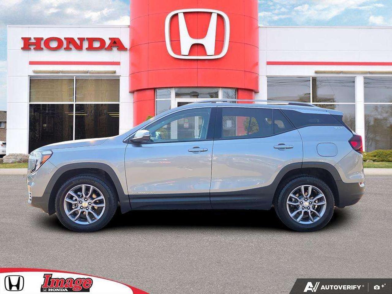 2024 GMC Terrain SLT AWD   WELL MAINTAINED   OFF LEASE   LOW KM Photo