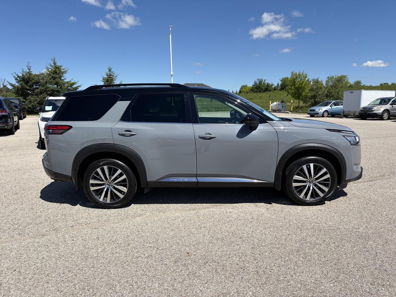 2022 Nissan Pathfinder Platinum AWD   Nav   Pano Roof Heated/Cooled Seats Photo
