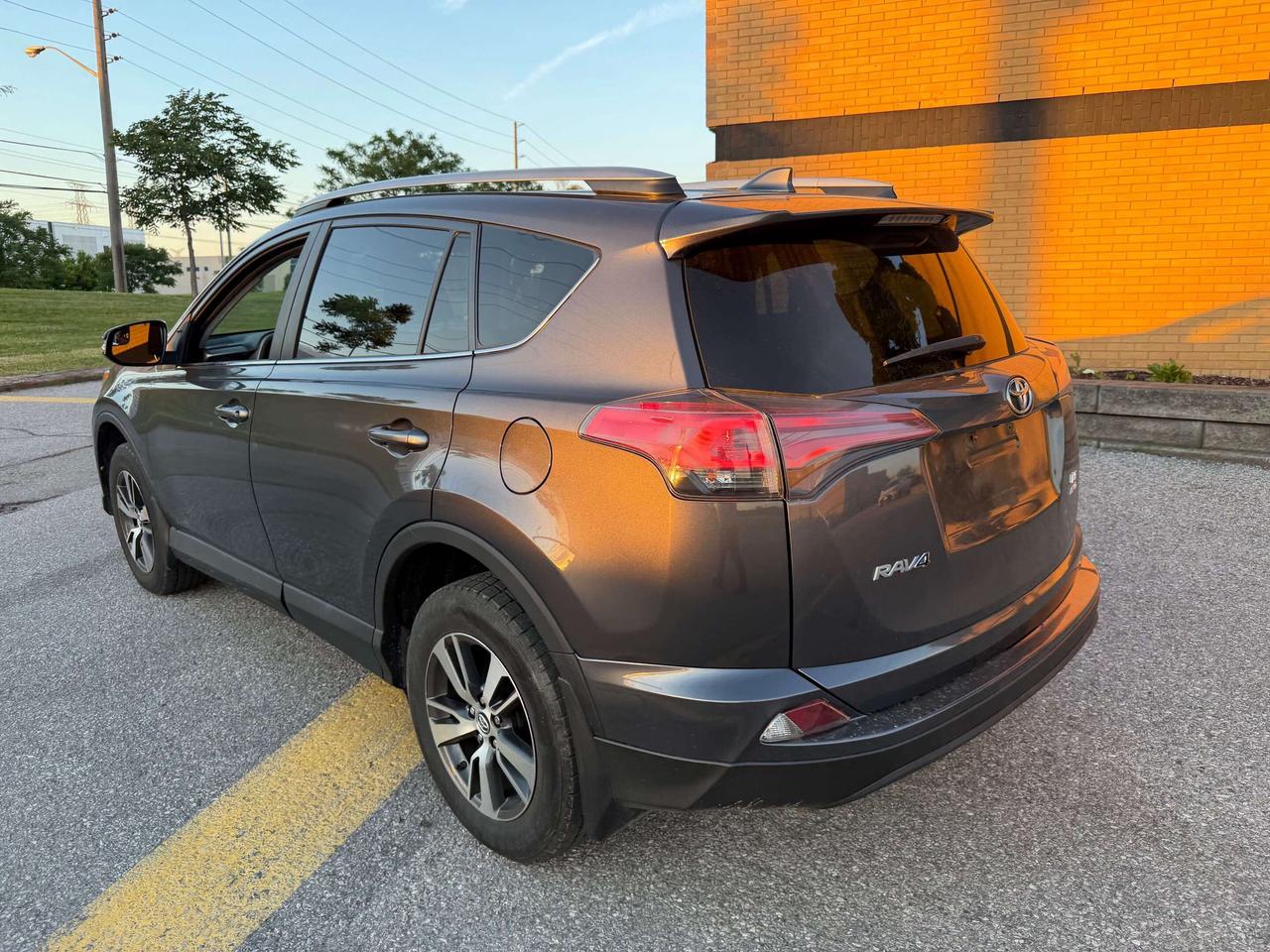 2018 Toyota RAV4 LE AWD CERTIFIED ONLY 89,000km Photo3