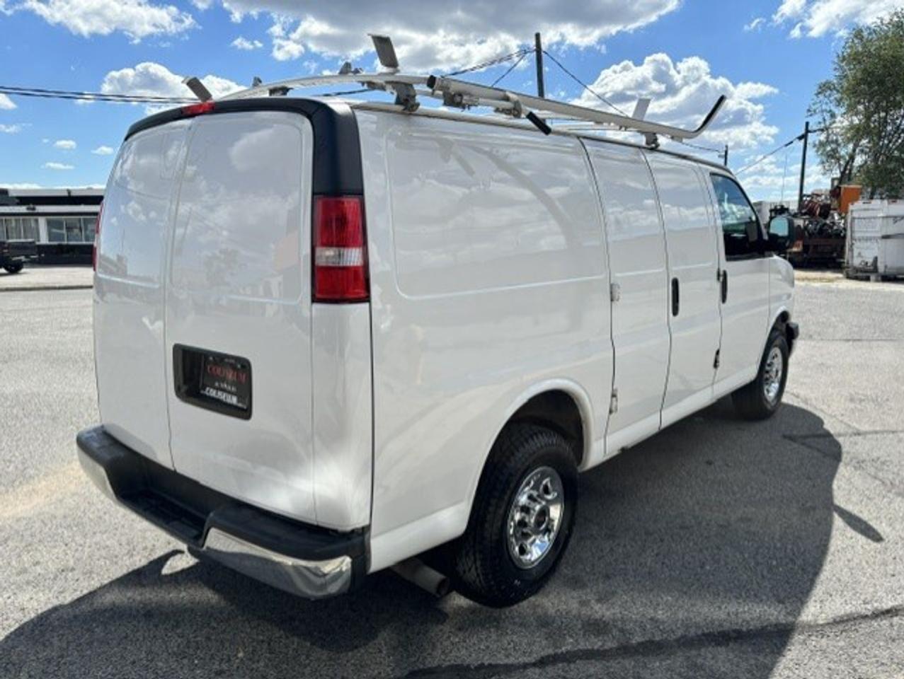 2016 GMC Savana Cargo Van 2500 ONLY 60,000KM-LADDER RACKS-SHELVES-NEW TIRES! Photo4