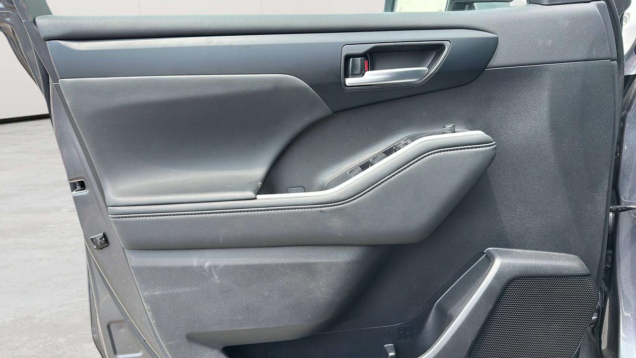 2025 Toyota Highlander XLE Photo
