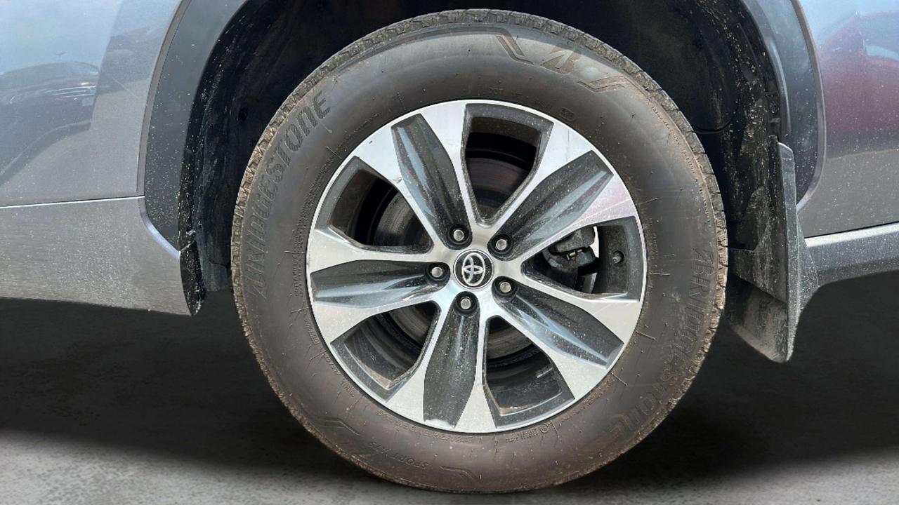2025 Toyota Highlander XLE Photo