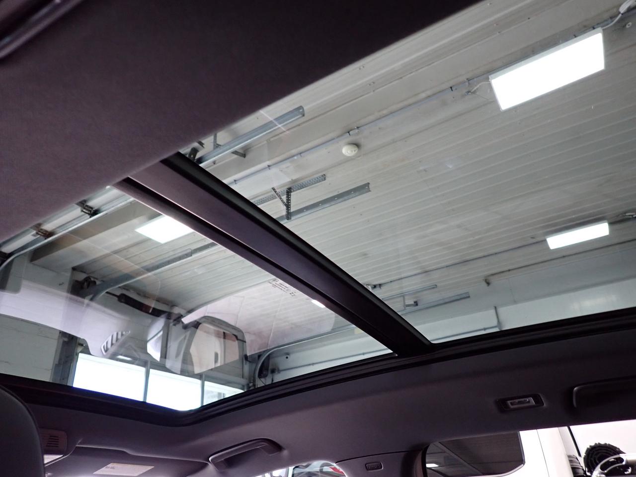 2026 Volkswagen Tiguan Highline Turbo R-Line AWD LEATHER NAVI SUNROOF Photo