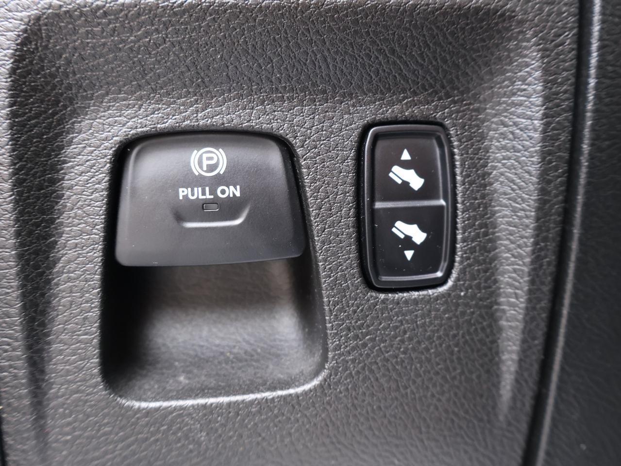 2019 RAM 1500 BIG HORN HEMI 4WD CERTIFIED *20 SERVICE RECORDS* CAMERA NAV BLUETOOTH HEATED SEATS CRUISE ALLOYS Photo