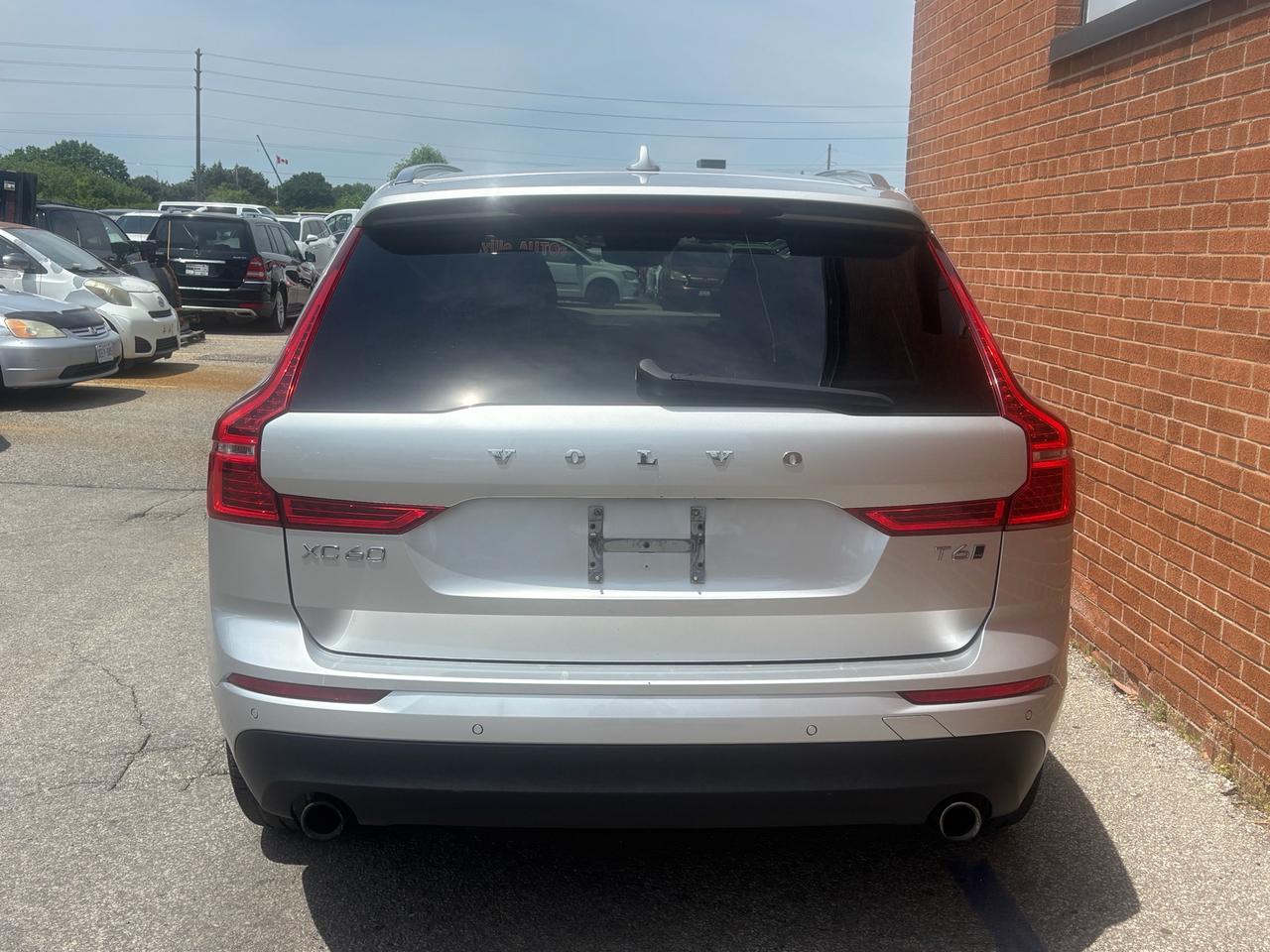 2018 Volvo XC60 T6 AWD Momentum Photo4