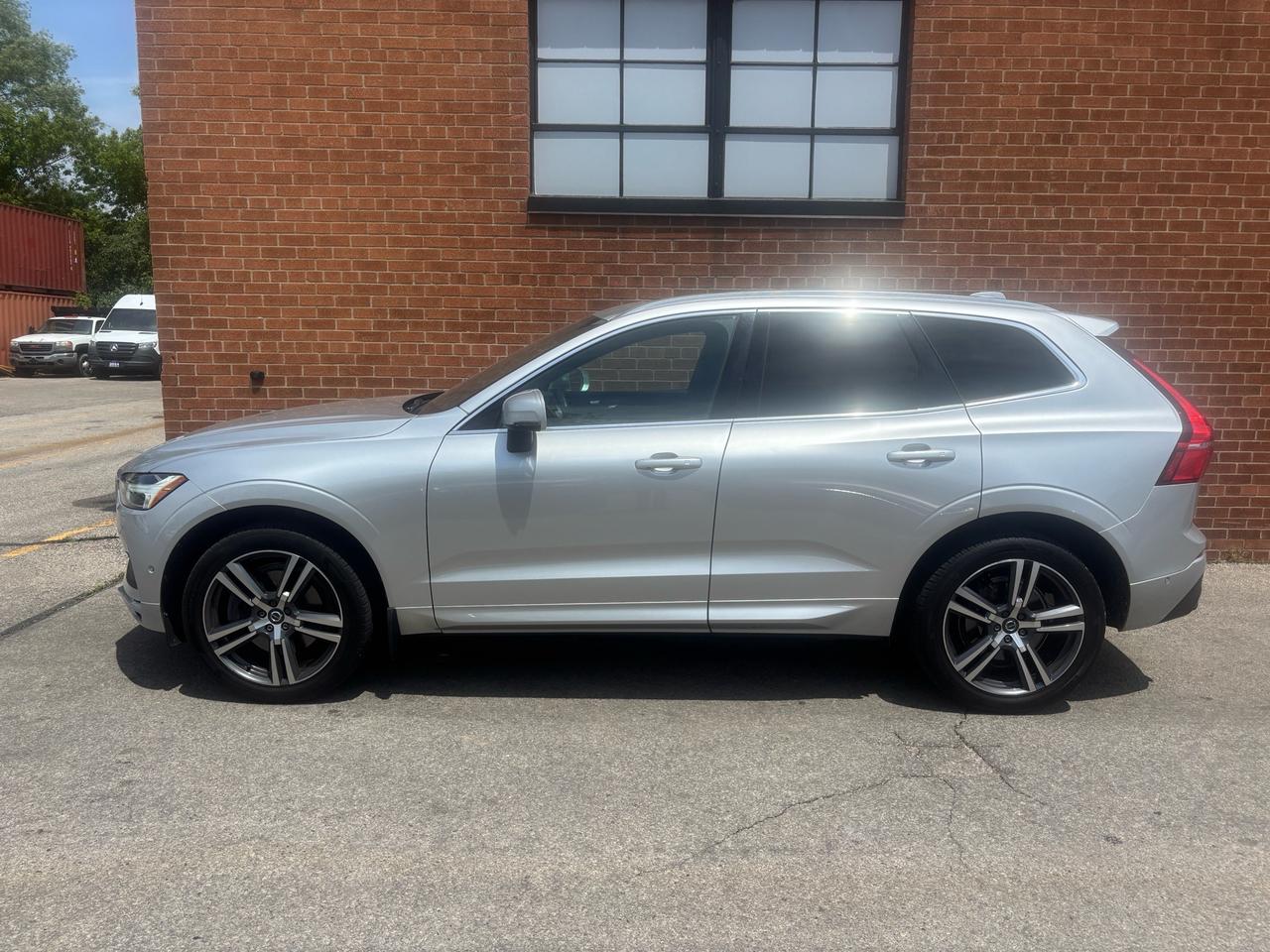 2018 Volvo XC60 T6 AWD Momentum Photo2
