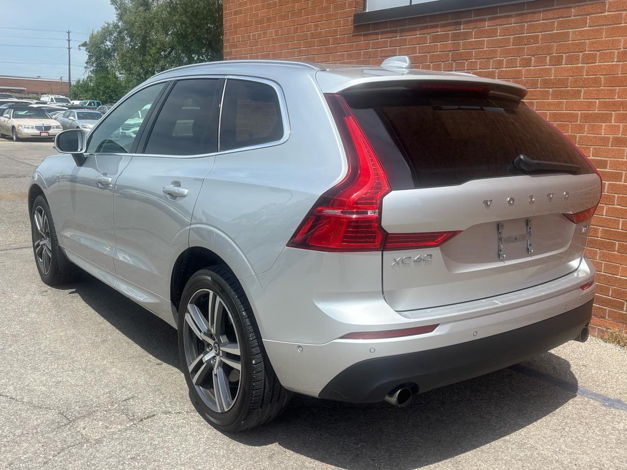 2018 Volvo XC60 T6 AWD Momentum Photo3