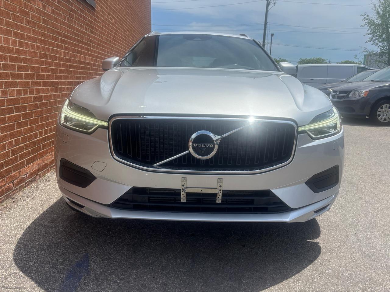 2018 Volvo XC60 T6 AWD Momentum Photo