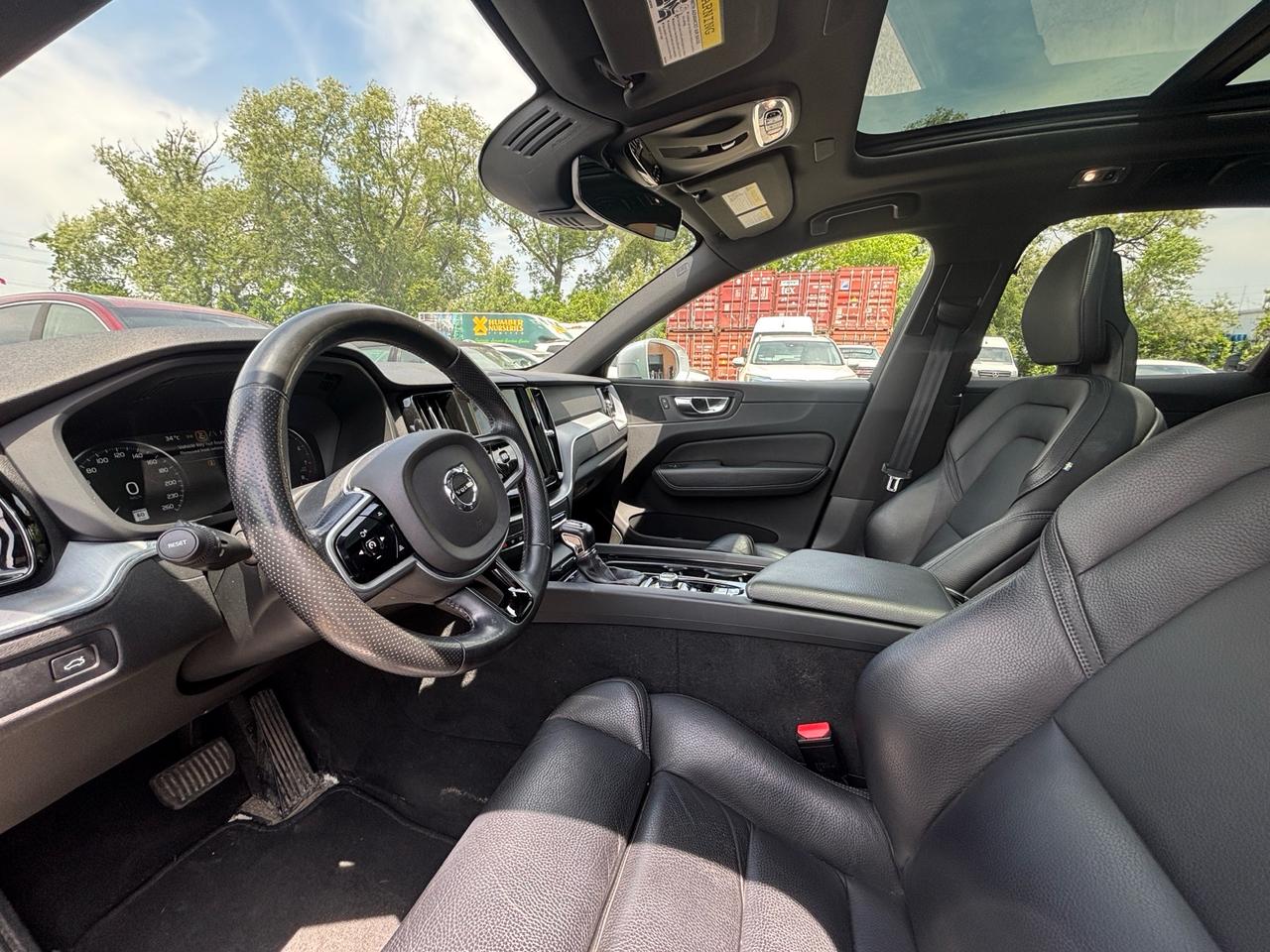 2018 Volvo XC60 T6 AWD Momentum Photo