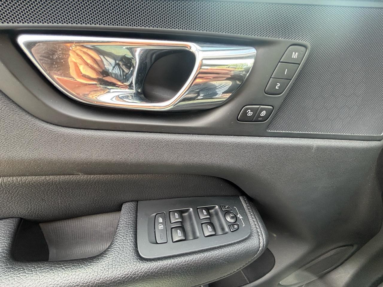 2018 Volvo XC60 T6 AWD Momentum Photo