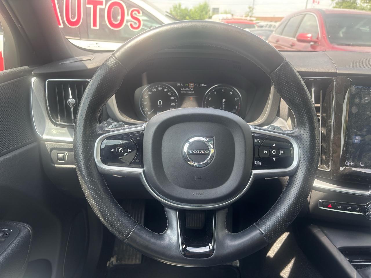 2018 Volvo XC60 T6 AWD Momentum Photo