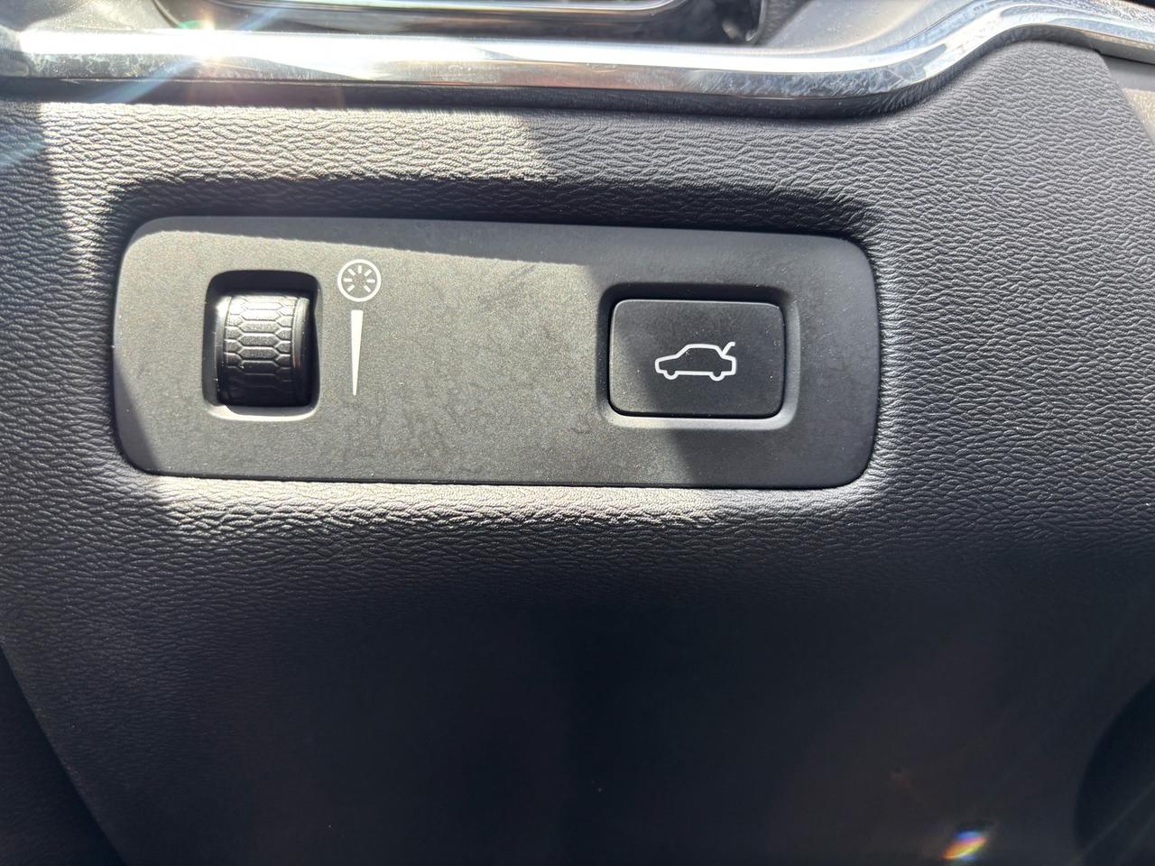2018 Volvo XC60 T6 AWD Momentum Photo