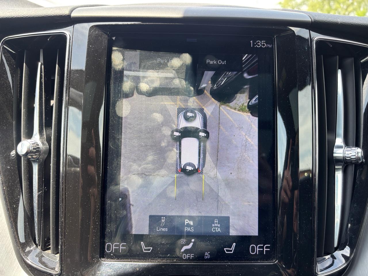 2018 Volvo XC60 T6 AWD Momentum Photo