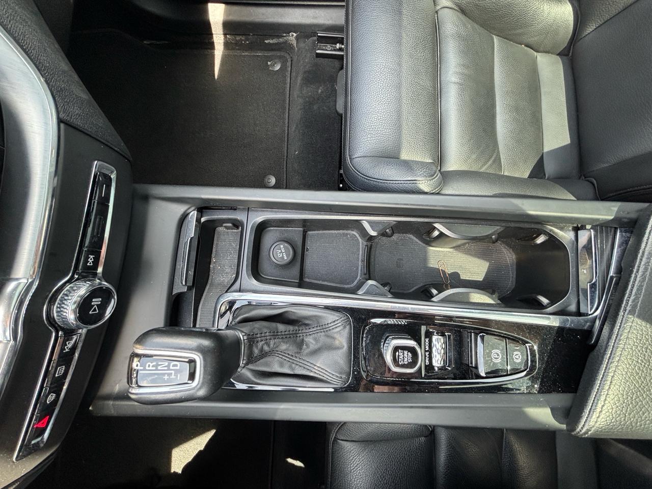 2018 Volvo XC60 T6 AWD Momentum Photo