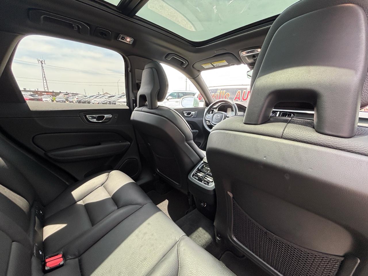 2018 Volvo XC60 T6 AWD Momentum Photo