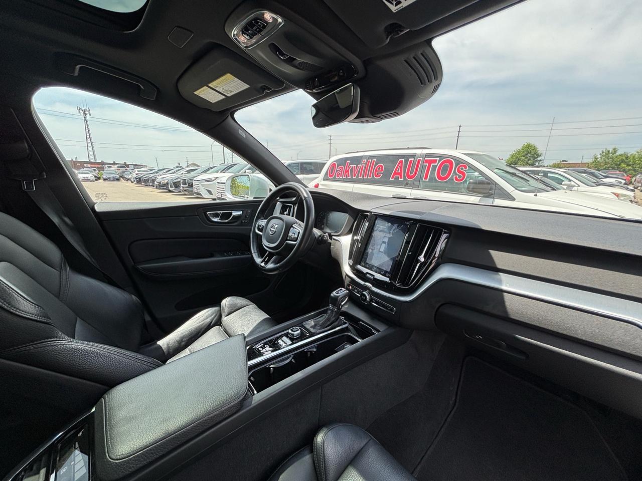 2018 Volvo XC60 T6 AWD Momentum Photo