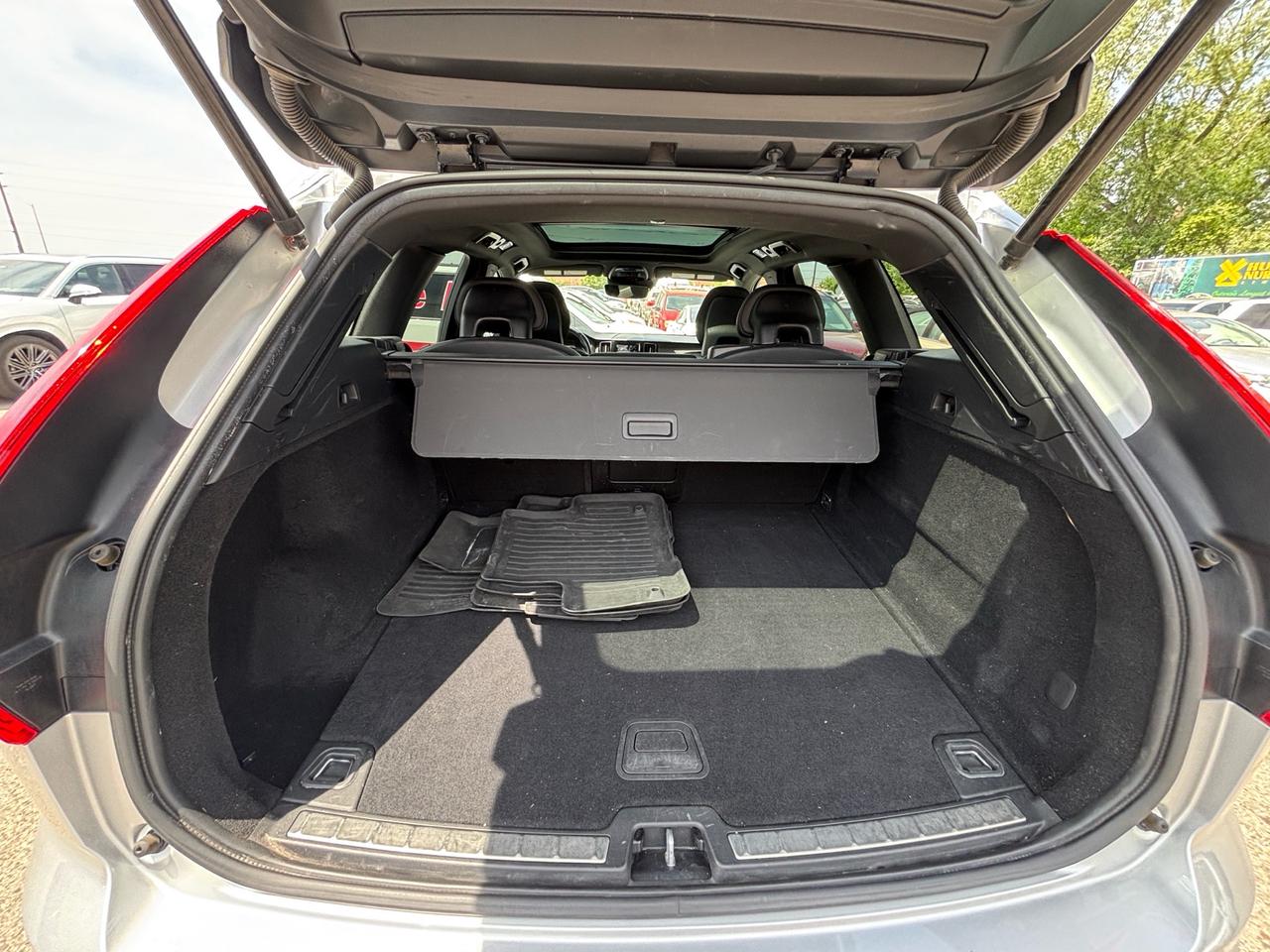 2018 Volvo XC60 T6 AWD Momentum Photo