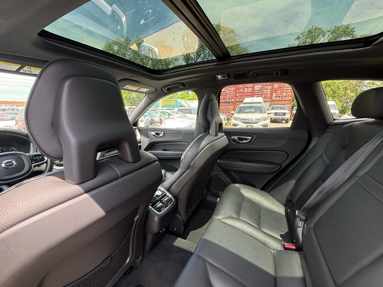 2018 Volvo XC60 T6 AWD Momentum Photo