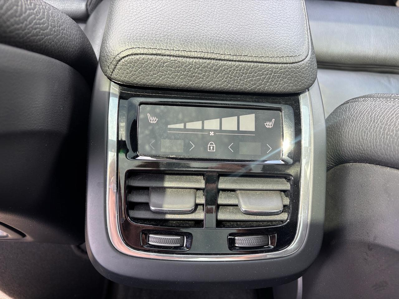 2018 Volvo XC60 T6 AWD Momentum Photo