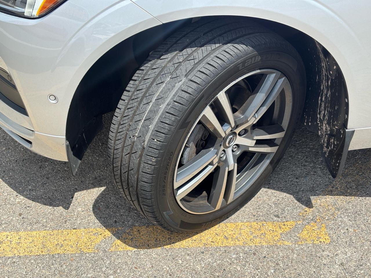 2018 Volvo XC60 T6 AWD Momentum Photo