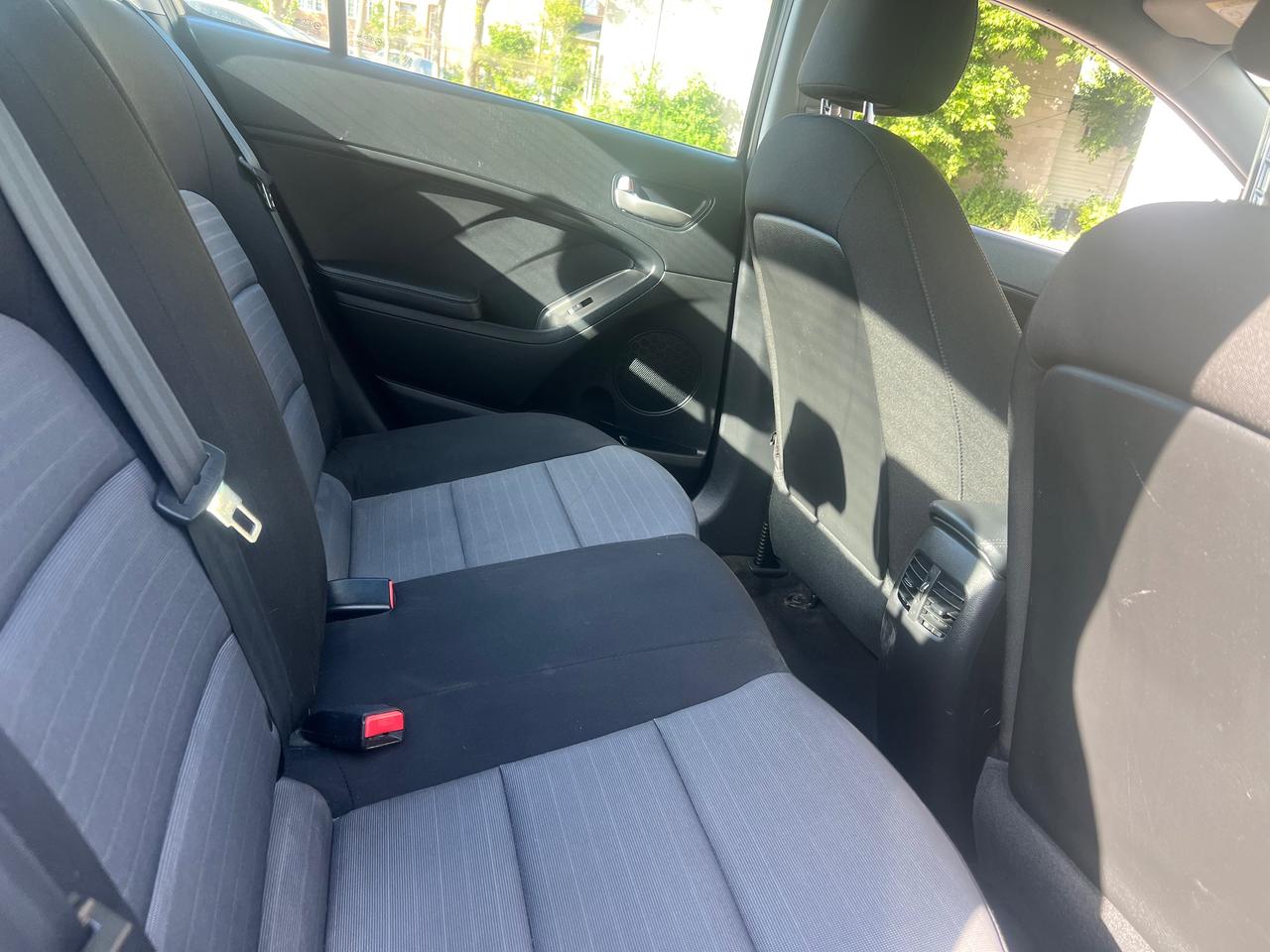 2015 Kia Forte EXTRA CLEAN-BLUETOOTH-HEATED SEATS & MORE! Photo