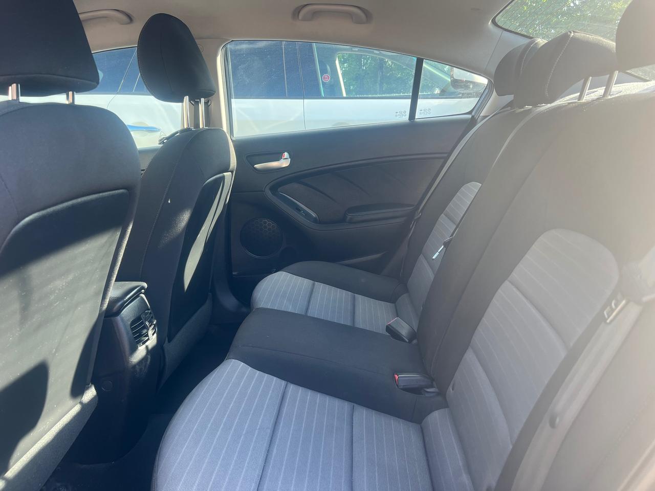 2015 Kia Forte EXTRA CLEAN-BLUETOOTH-HEATED SEATS & MORE! Photo