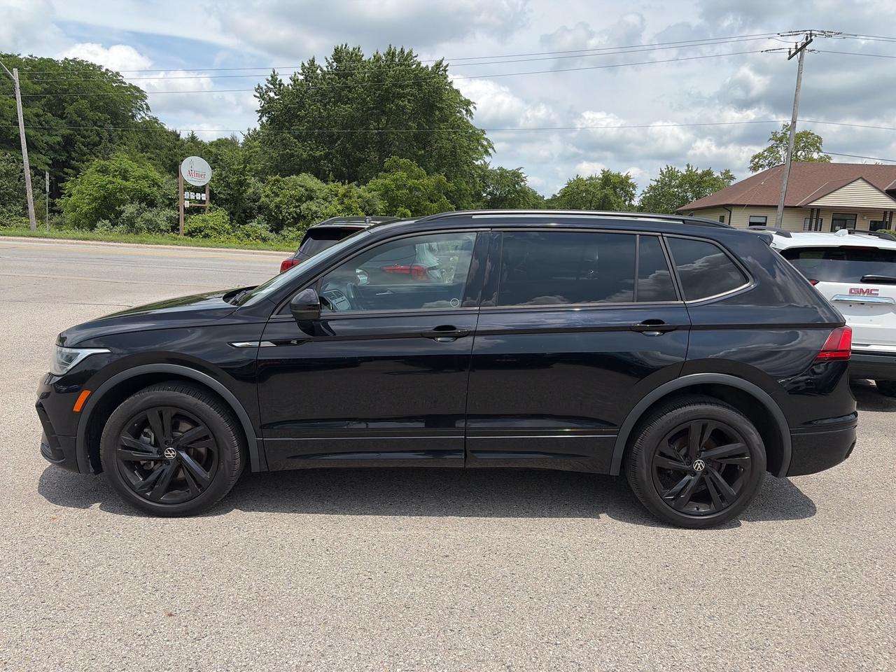 2024 Volkswagen Tiguan R-LINE, CLEAN CARFAX, HEATED LEATHER, 4X4! - Photo #5