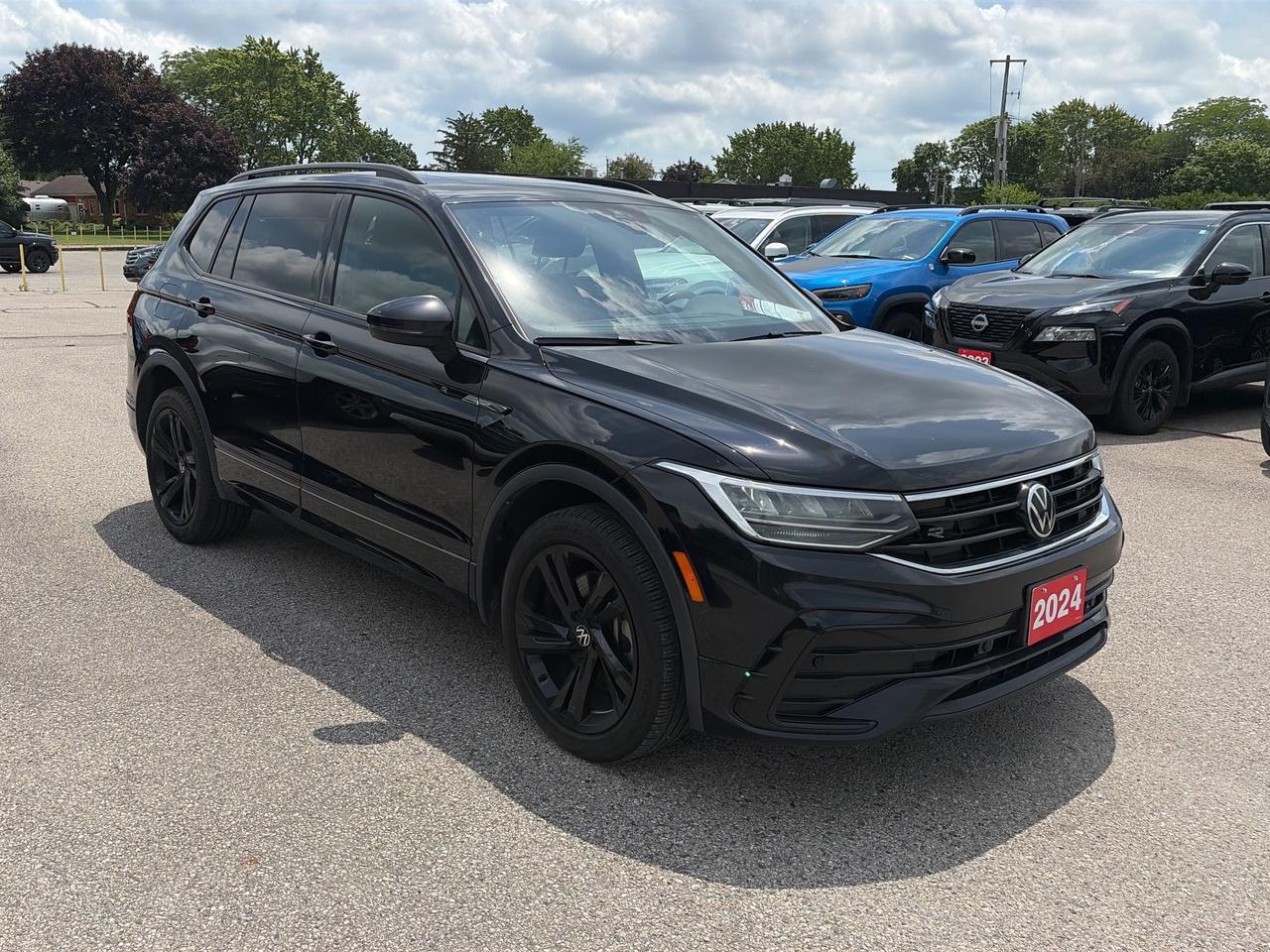 2024 Volkswagen Tiguan R-LINE, CLEAN CARFAX, HEATED LEATHER, 4X4! Photo