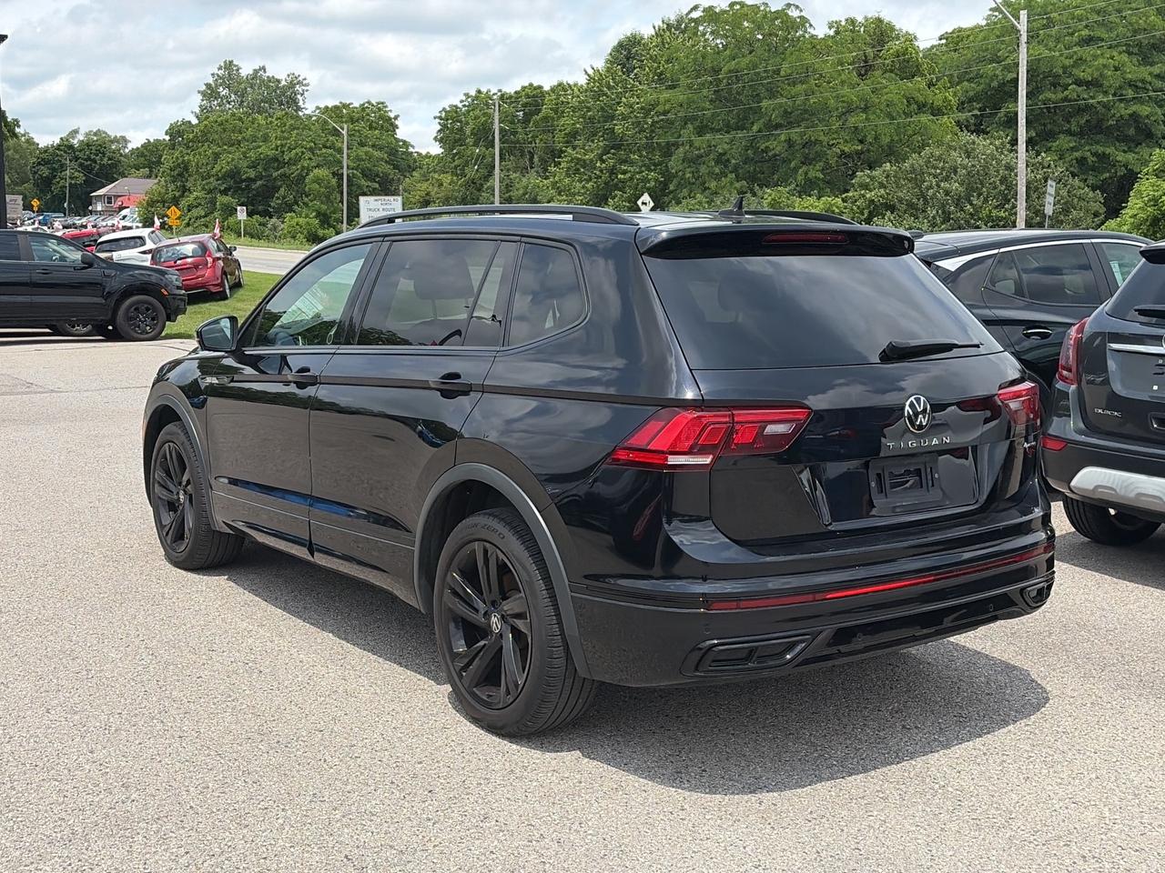 2024 Volkswagen Tiguan R-LINE, CLEAN CARFAX, HEATED LEATHER, 4X4! Photo