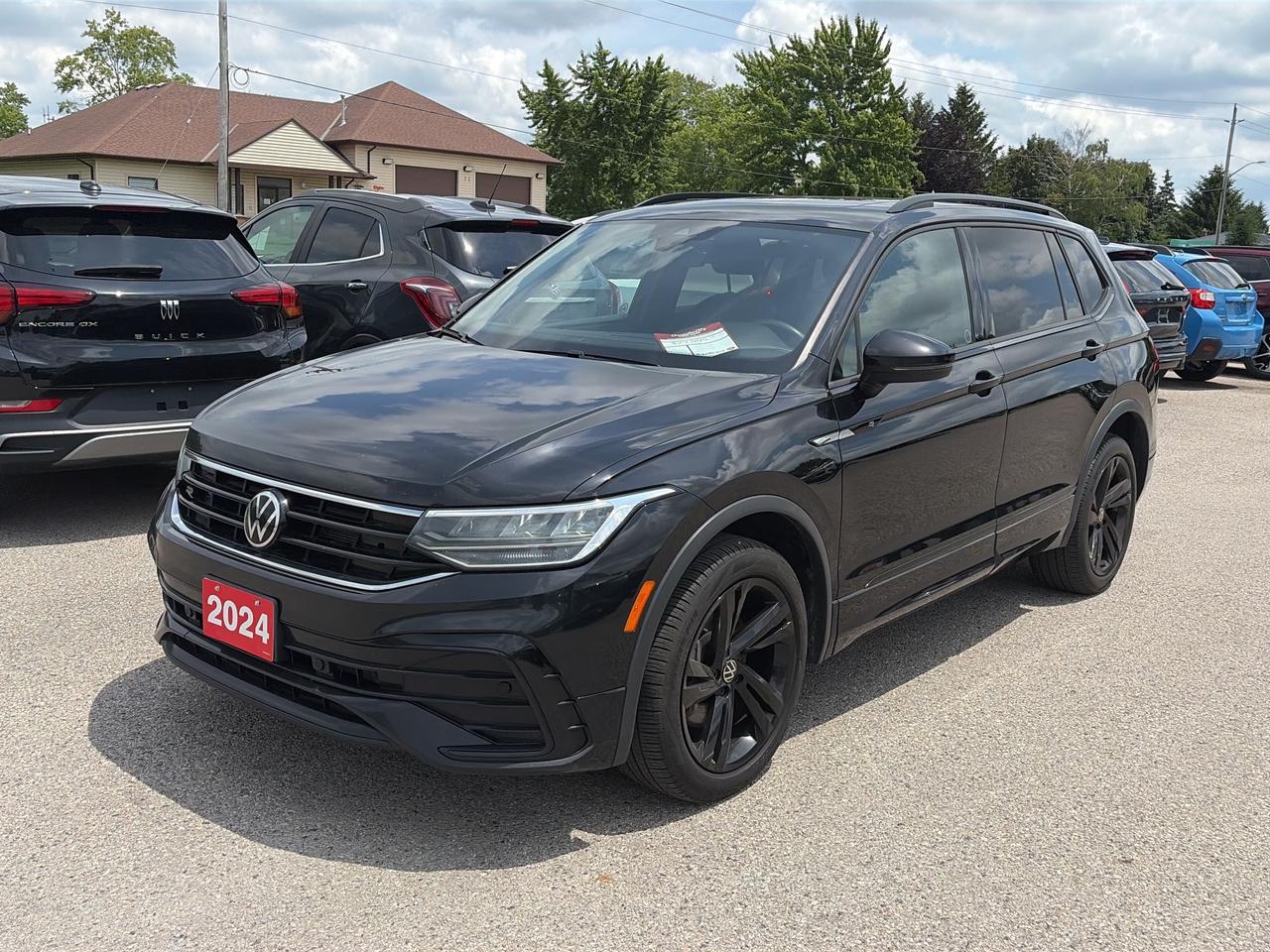 2024 Volkswagen Tiguan R-LINE, CLEAN CARFAX, HEATED LEATHER, 4X4! - Photo #4