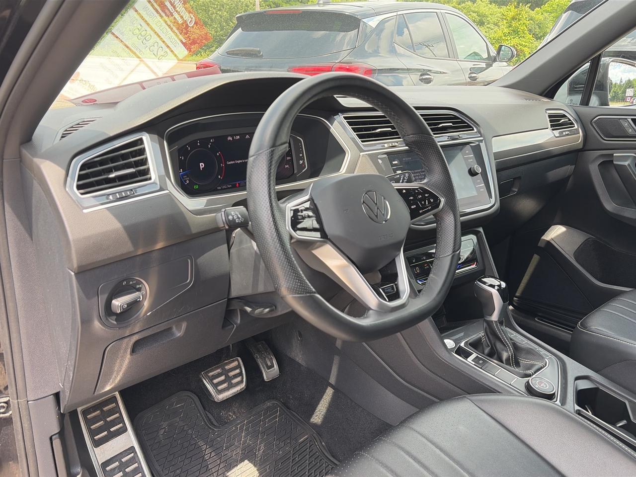 2024 Volkswagen Tiguan R-LINE, CLEAN CARFAX, HEATED LEATHER, 4X4! - Photo #10