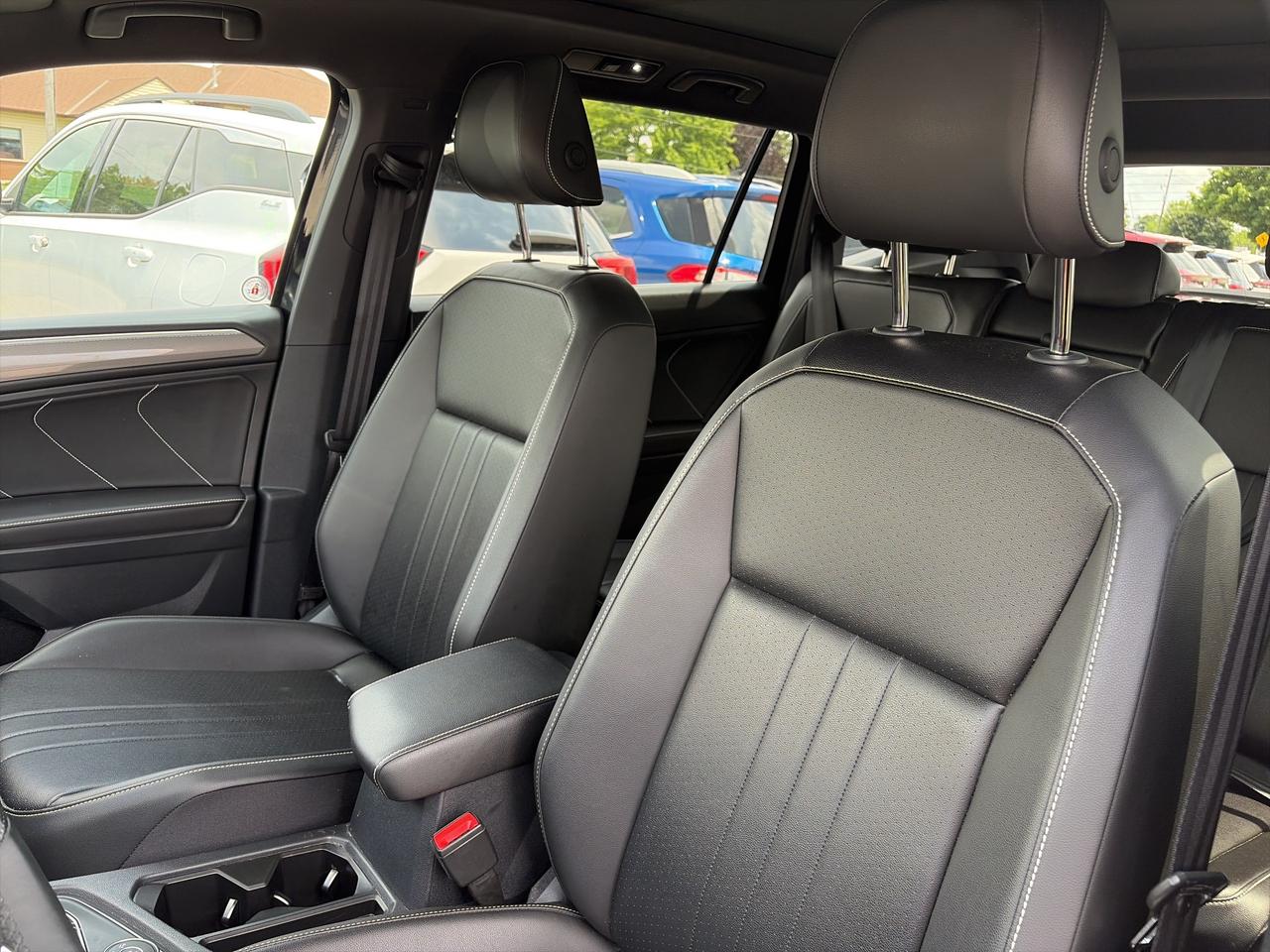 2024 Volkswagen Tiguan R-LINE, CLEAN CARFAX, HEATED LEATHER, 4X4! - Photo #11