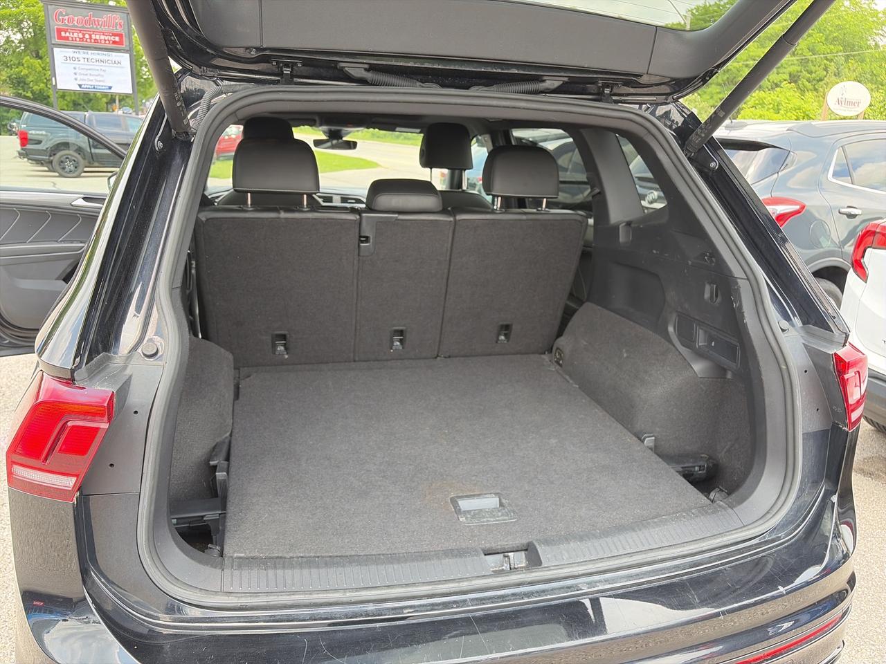 2024 Volkswagen Tiguan R-LINE, CLEAN CARFAX, HEATED LEATHER, 4X4! - Photo #13