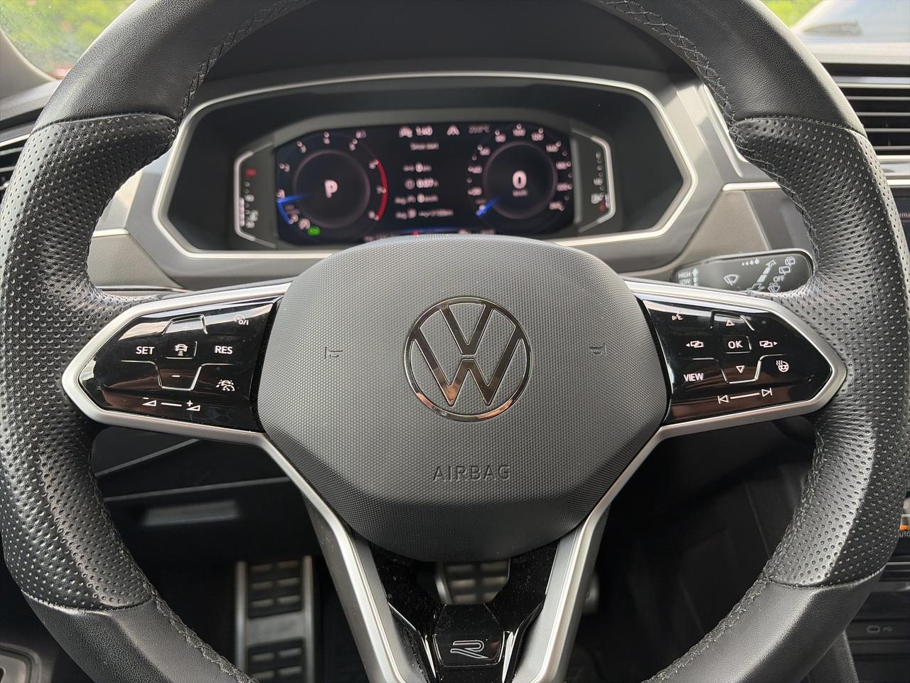2024 Volkswagen Tiguan R-LINE, CLEAN CARFAX, HEATED LEATHER, 4X4! Photo