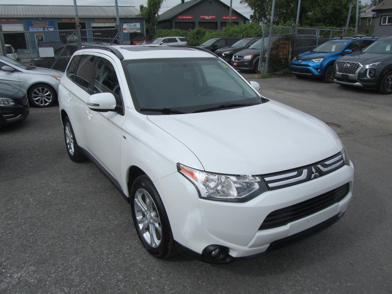2014 Mitsubishi Outlander 4WD 4dr SE Photo