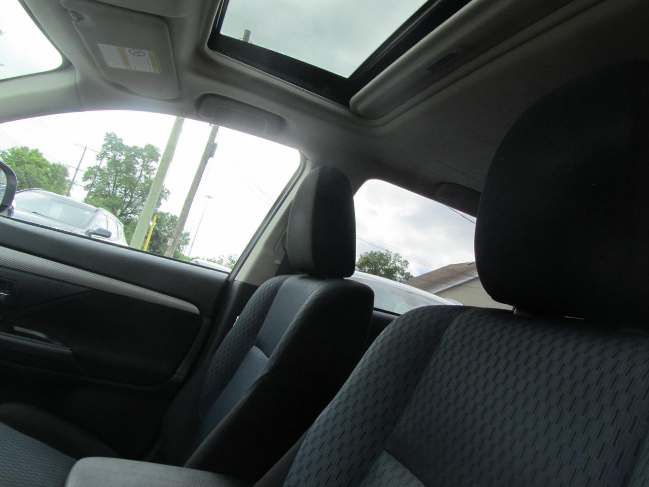 2014 Mitsubishi Outlander 4WD 4dr SE Photo