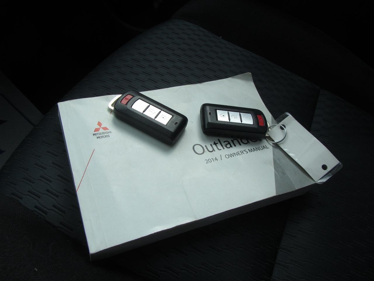 2014 Mitsubishi Outlander 4WD 4dr SE Photo