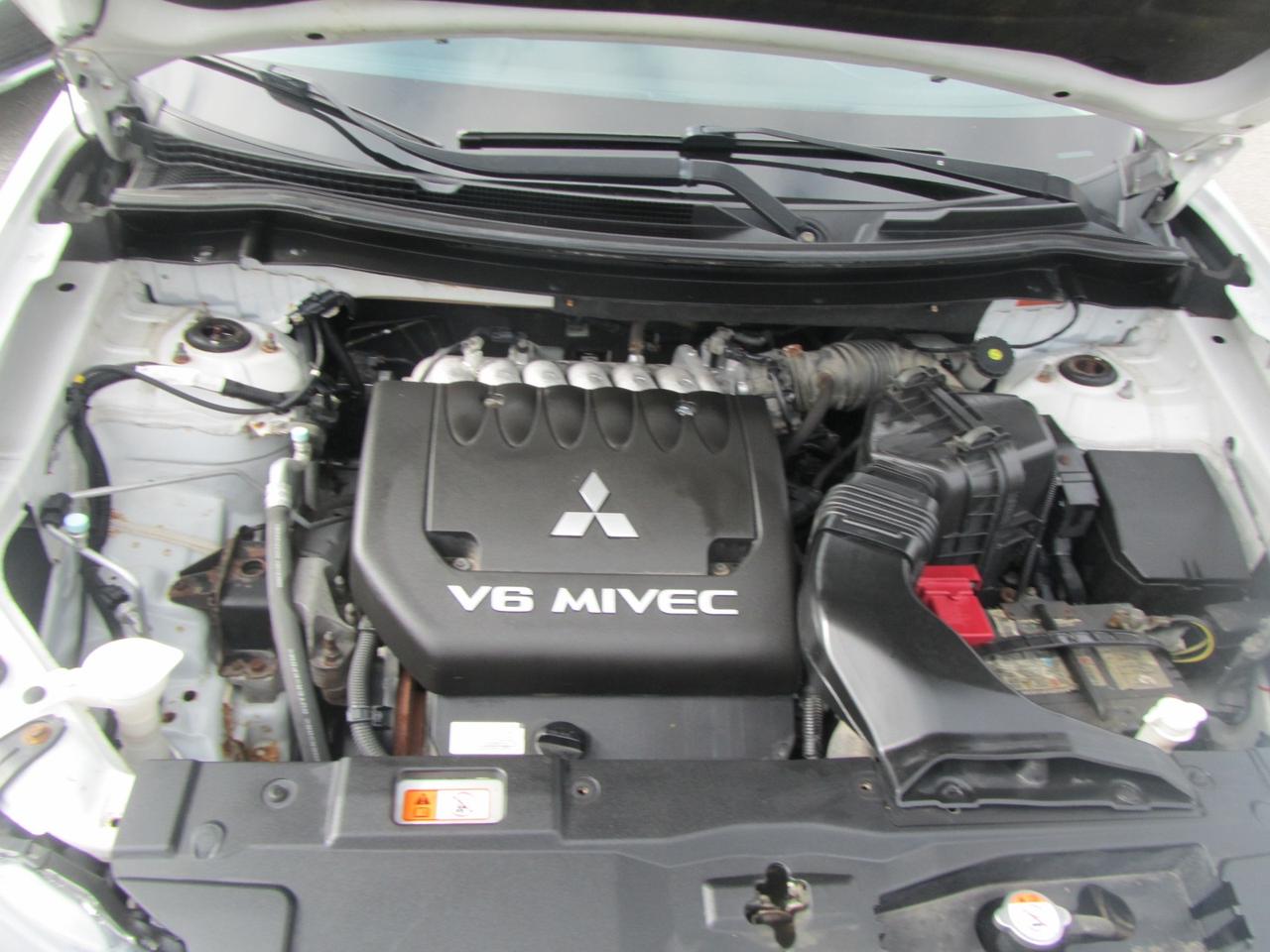 2014 Mitsubishi Outlander 4WD 4dr SE Photo