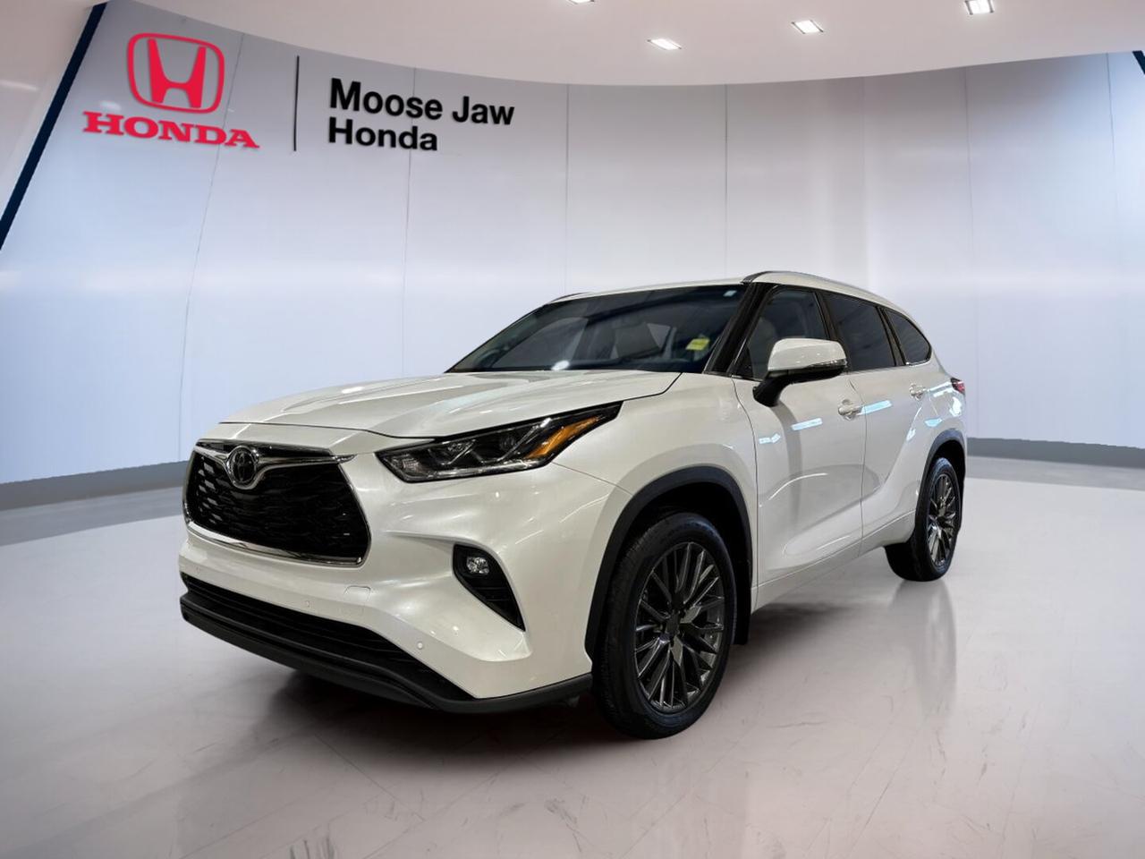 Used 2023 Toyota Highlander LIMITED for sale in Moose Jaw, SK