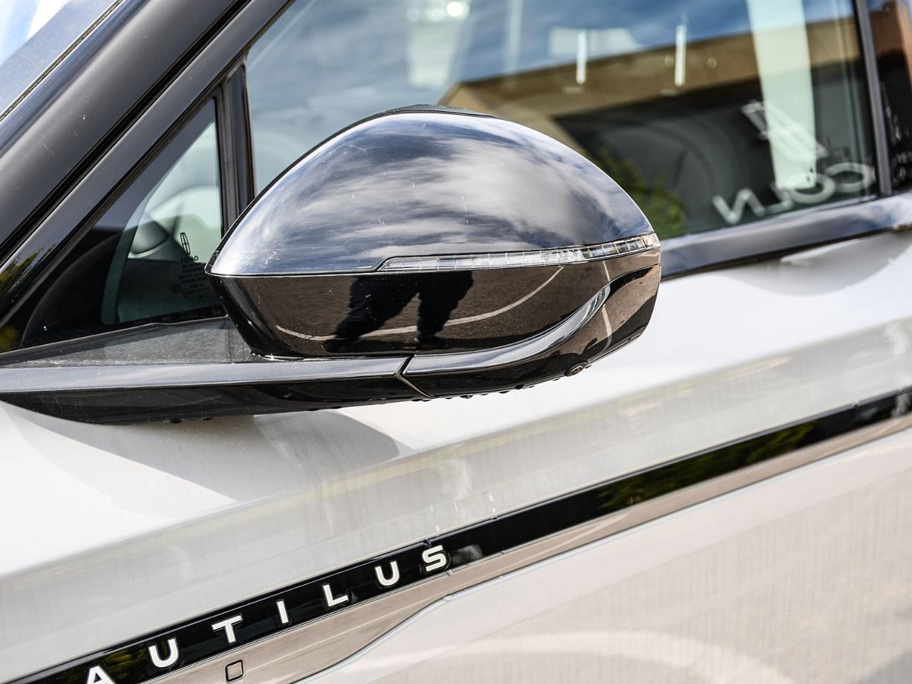 2026 Lincoln Nautilus Premiere AWD Photo4