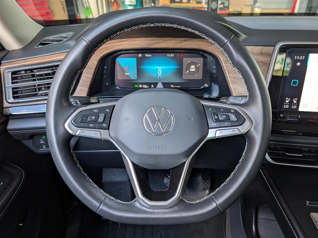 2024 Volkswagen Atlas AWD - LEATHER - REV CAM - TECH FEATS Photo