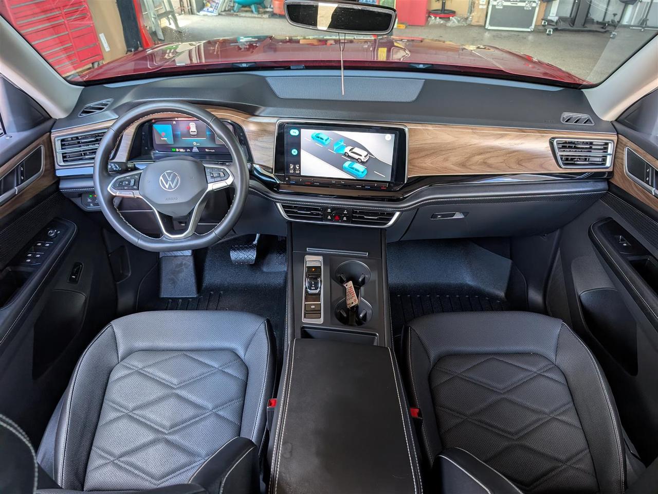 2024 Volkswagen Atlas AWD - LEATHER - REV CAM - TECH FEATS Photo