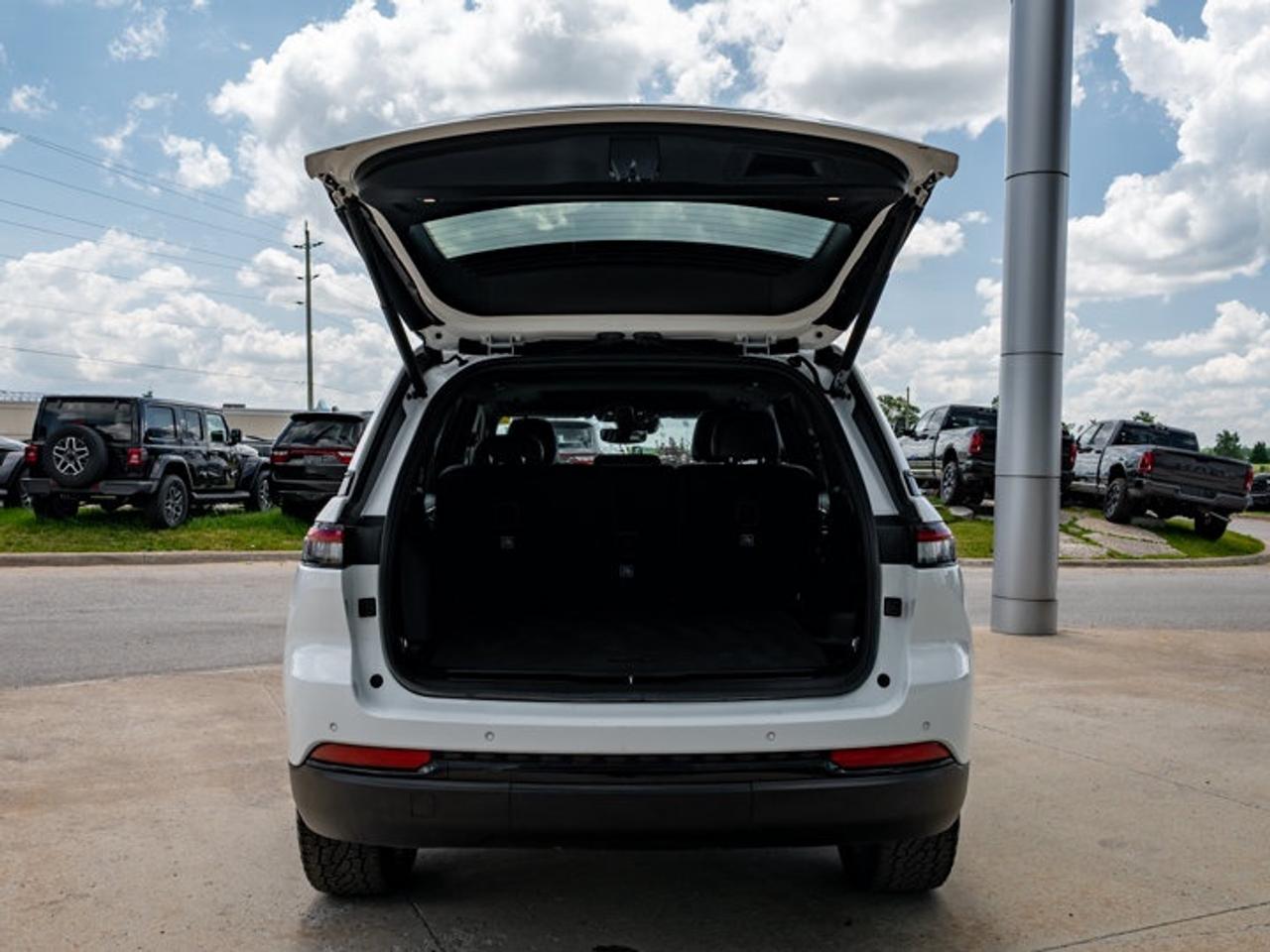 2023 Jeep Grand Cherokee Altitude Photo